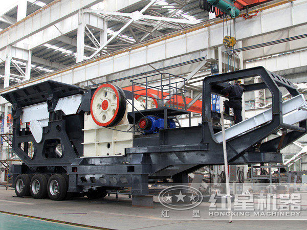 車架底盤設(shè)計緊湊的青石流動式碎石機(jī)