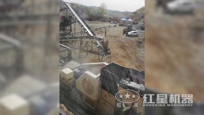 青石移動破碎站現場，出料均勻，運行平穩