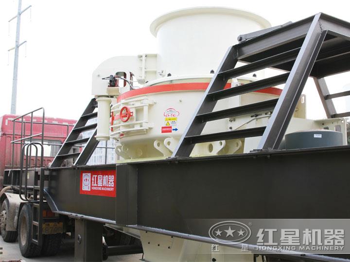 制砂移動(dòng)破碎站，進(jìn)料粒度≤55mm，產(chǎn)量521-585t/h之間