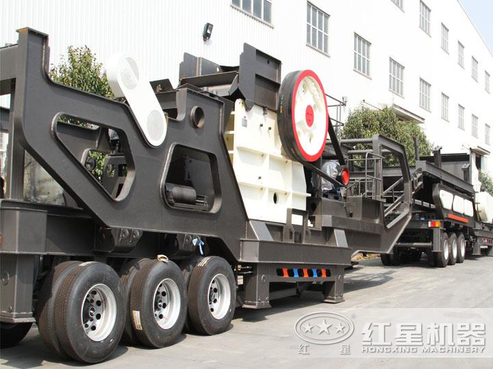 鄂破移動(dòng)破碎機(jī)，為粗碎而生，破碎比大，使用壽命長(zhǎng)