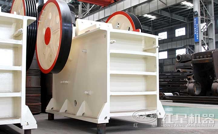 普通鄂式破碎機(jī)，性價(jià)比高，飛輪設(shè)計(jì)運(yùn)行穩(wěn)定