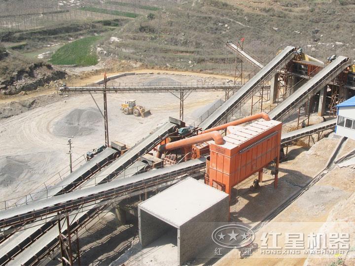 河南桐柏青石制砂現場產量250t/h，出料均勻