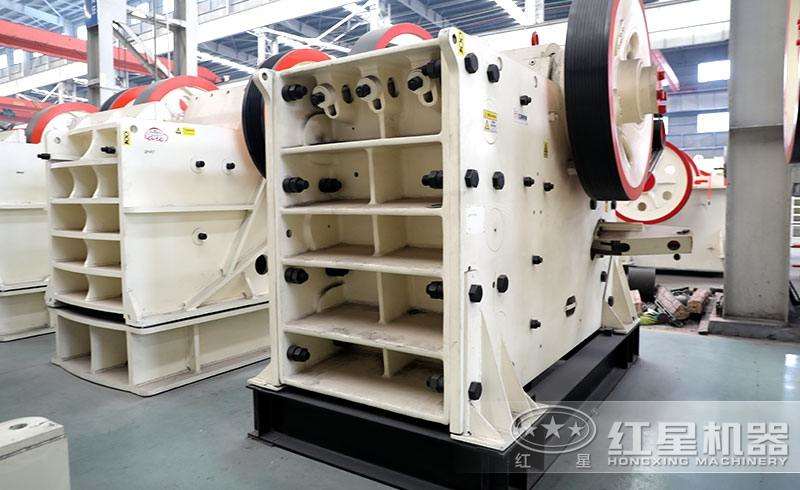 鄂式破碎機，優(yōu)質鋼板鑄成，使用壽命長 style=width:720px; 