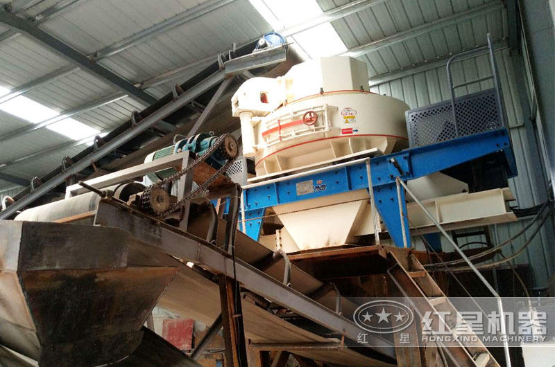 環(huán)保型石子生產(chǎn)線制砂機(jī)現(xiàn)場(chǎng)，運(yùn)行穩(wěn)定，故障率低