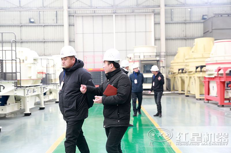 客戶來廠考察，銷售經理幫助選型