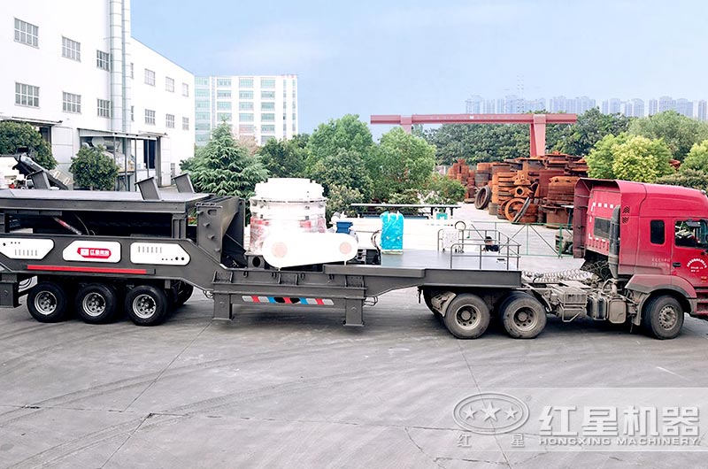移動(dòng)小型石料粉碎機(jī)直接開(kāi)往客戶(hù)現(xiàn)場(chǎng)