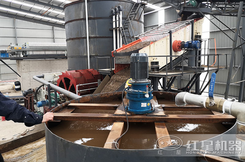 洗砂機生產現(xiàn)場，建設沉淀池