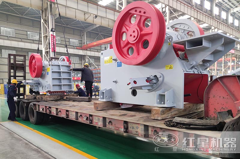 鄂式破碎機發貨中