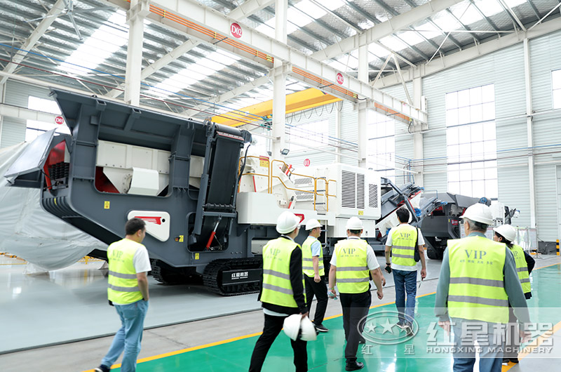 客戶參觀廠區(qū)移動破碎機