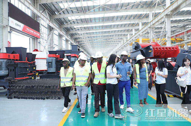 客戶參觀廠區(qū)選購產(chǎn)品中