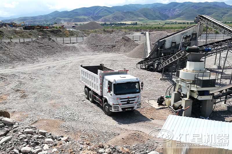 隧道洞渣碎石加工成品骨料轉運現(xiàn)場