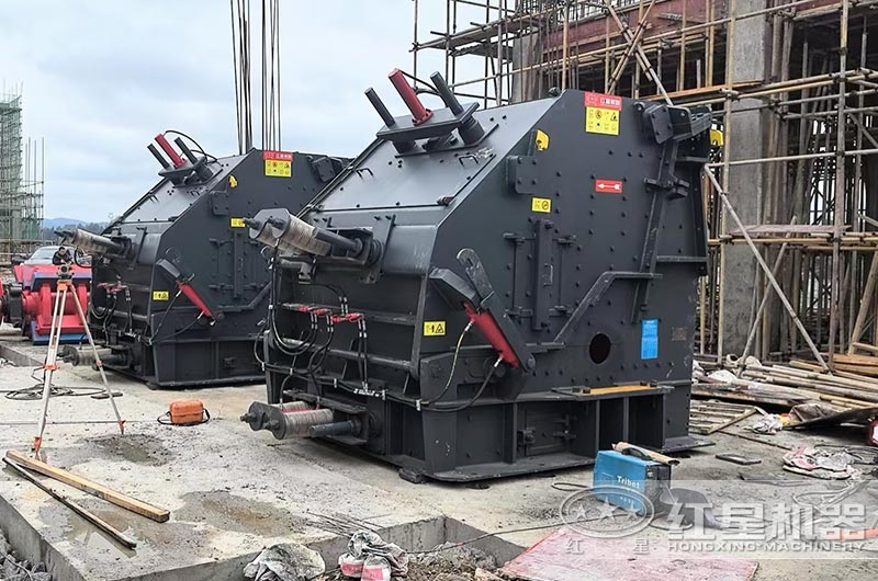 反擊式破碎機大型現(xiàn)場安裝中