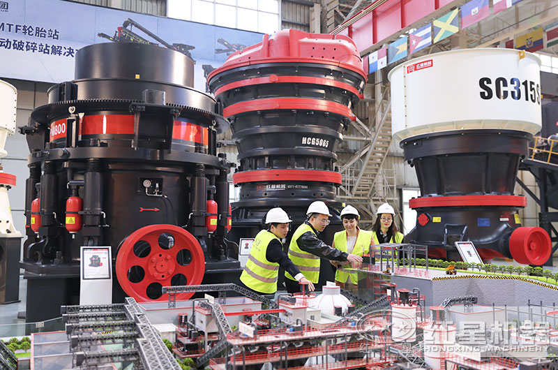 客戶(hù)來(lái)廠考察旋回破碎機(jī)設(shè)備